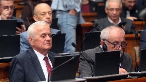 Pitanja, pa rasprava o zakonima